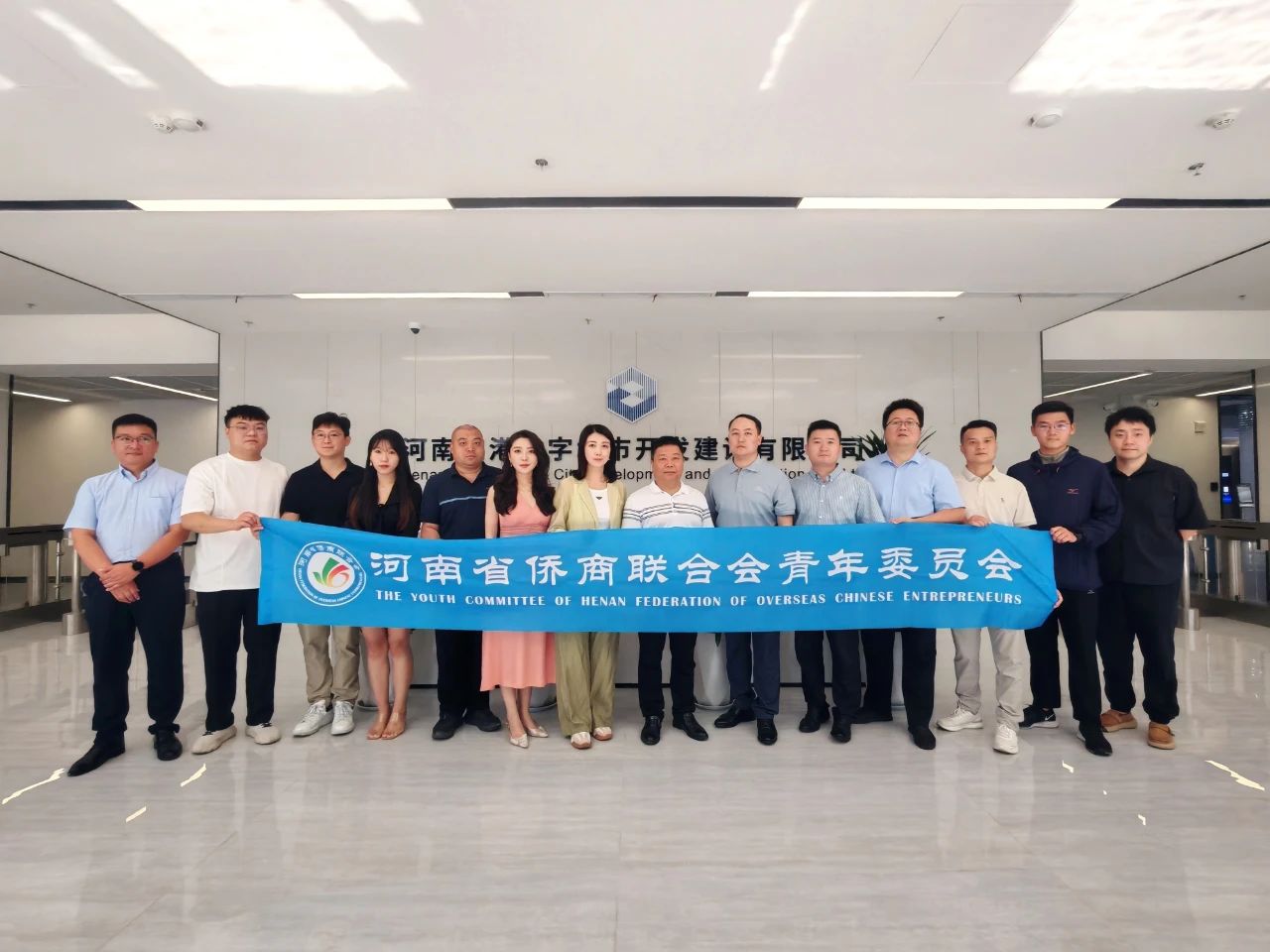 “港區(qū)雙芯·智造引擎” 河南省僑商會(huì)青委會(huì)走進(jìn)港區(qū)，共探人工智能與智能終端產(chǎn)業(yè)發(fā)展新機(jī)遇